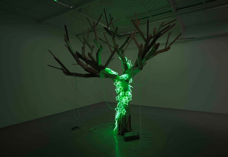 Vivement demain : Pierre Malphettes. L’arbre	et	le	lierre,	2010, Bois, néons, transformateurs et câbles électriques, 280 x 310 x 300 cm. Photo © DR.